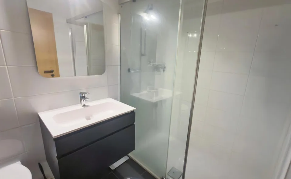 Grand 2,5 pièces refait à neuf + garage-box privé, Martigny Centre