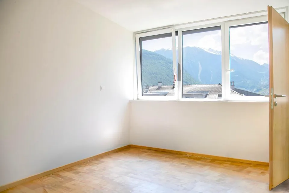 Grand 2,5 pièces refait à neuf + garage-box privé, Martigny Centre