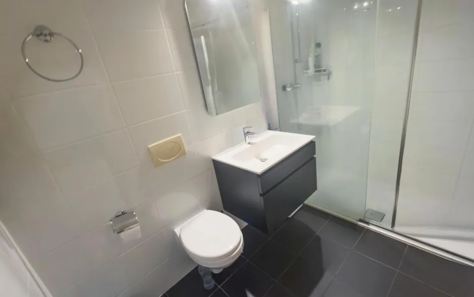 Grand 2,5 pièces refait à neuf + garage-box privé, Martigny Centre