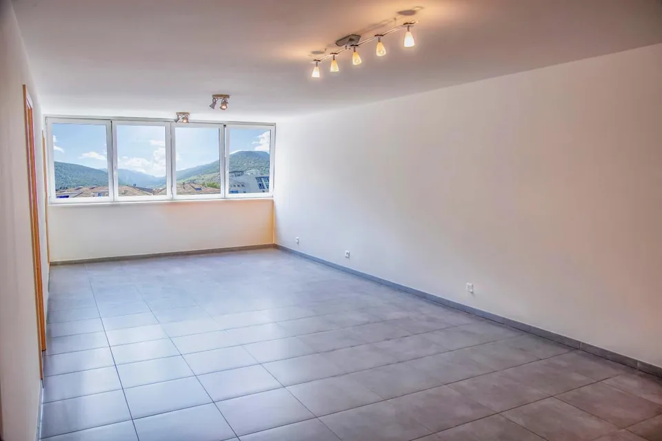 Grand 2,5 pièces refait à neuf + garage-box privé, Martigny Centre