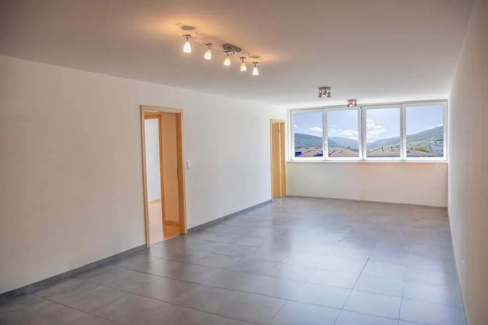 Grand 2,5 pièces refait à neuf + garage-box privé, Martigny Centre