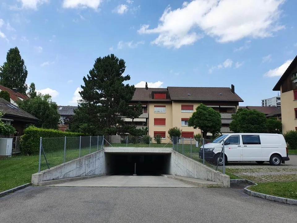 Motorradeinstellplätze an zentraler Lage zu vermieten
