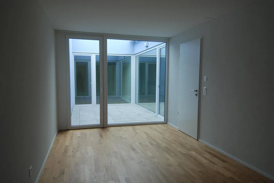 Moderne 3.5 Zimmerwohnung mit eigenem Atrium