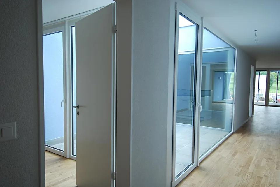 Moderne 3.5 Zimmerwohnung mit eigenem Atrium