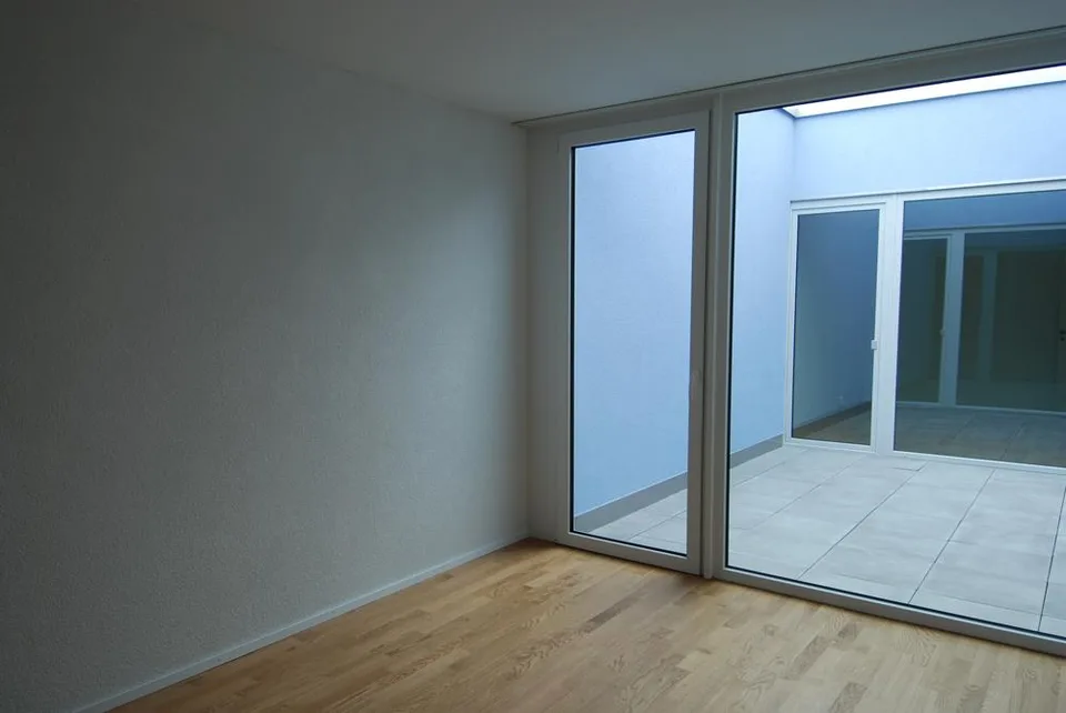 Moderne 3.5 Zimmerwohnung mit eigenem Atrium