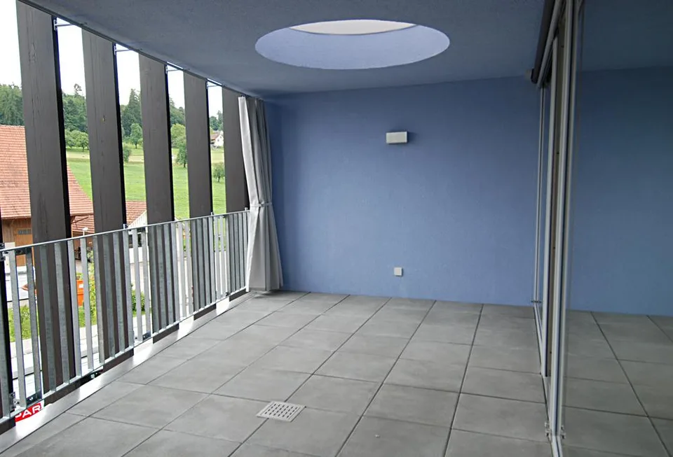 Moderne 3.5 Zimmerwohnung mit eigenem Atrium