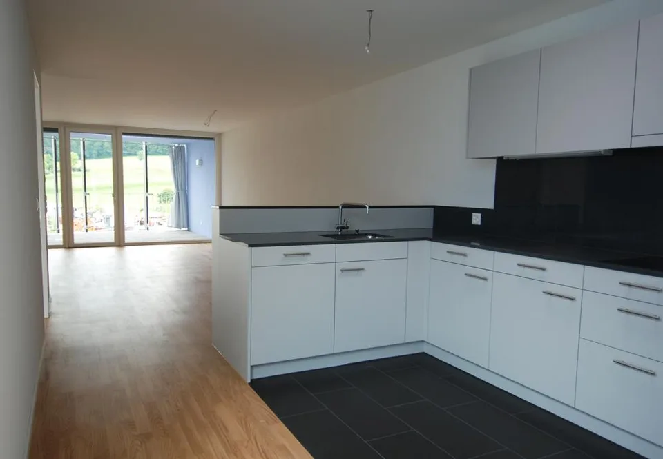 Moderne 3.5 Zimmerwohnung mit eigenem Atrium