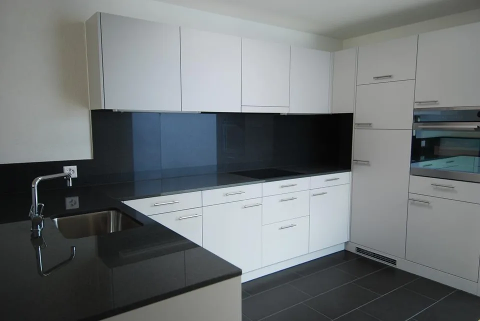 Moderne 3.5 Zimmerwohnung mit eigenem Atrium