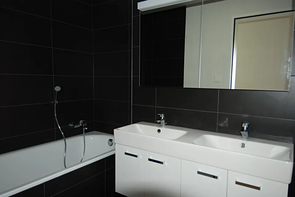 Moderne 3.5 Zimmerwohnung mit eigenem Atrium
