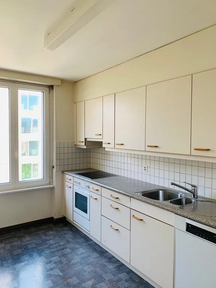 Wohnen an Toplage: Helle 5-Zimmerwohnung