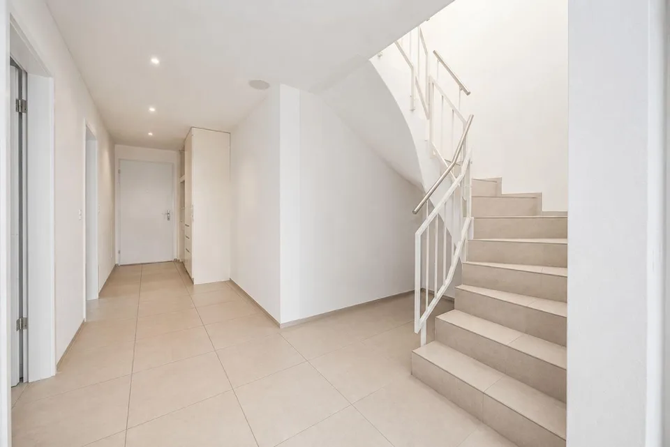 3.5 ZIMMER DACHWOHNUNG + 27m2 KREATIVRAUM