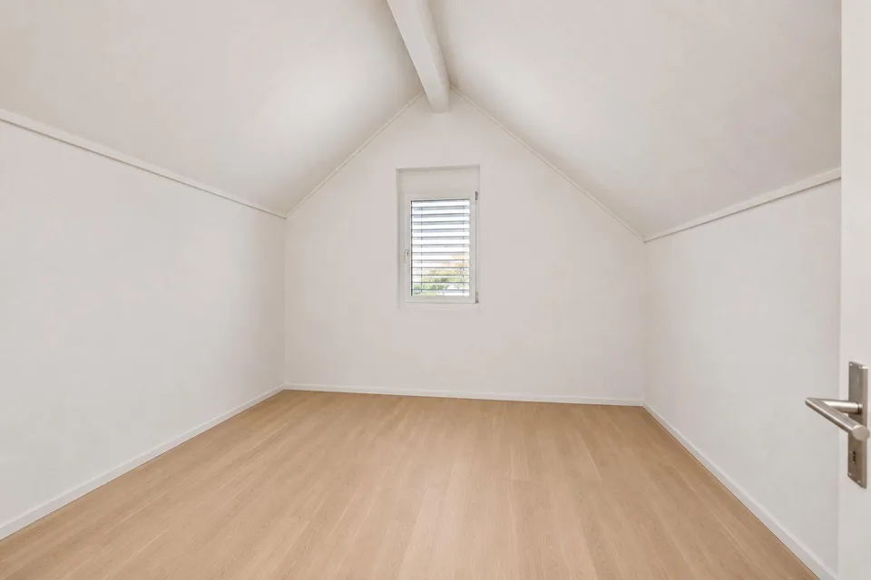 3.5 ZIMMER DACHWOHNUNG + 27m2 KREATIVRAUM