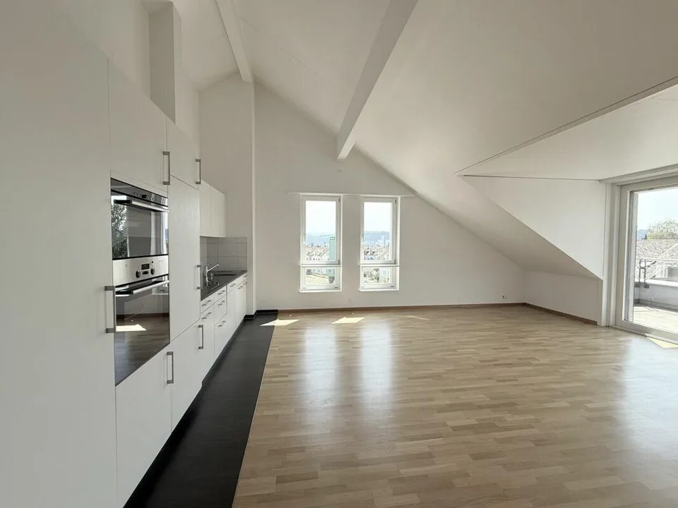 Sonnige 4.5-Zimmer-Dachwohnung mit Eigentumswohnungsstandard
