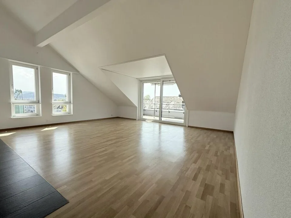 Sonnige 4.5-Zimmer-Dachwohnung mit Eigentumswohnungsstandard