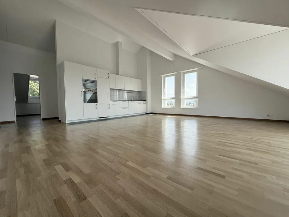 Sonnige 4.5-Zimmer-Dachwohnung mit Eigentumswohnungsstandard