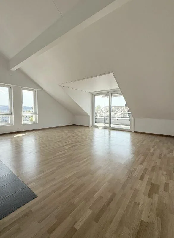 Sonnige 4.5-Zimmer-Dachwohnung mit Eigentumswohnungsstandard