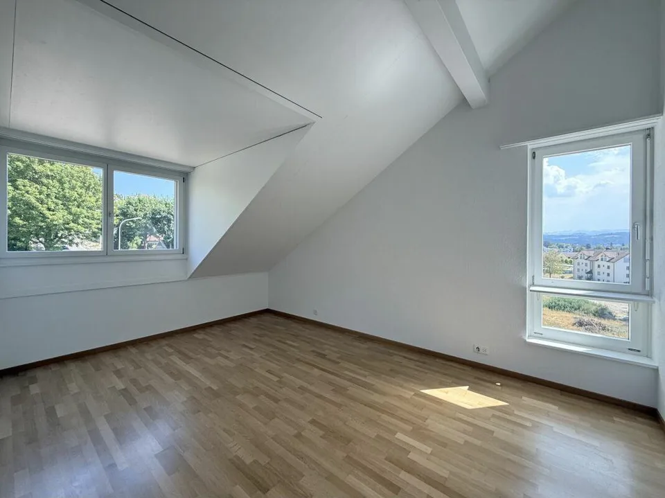 Sonnige 4.5-Zimmer-Dachwohnung mit Eigentumswohnungsstandard