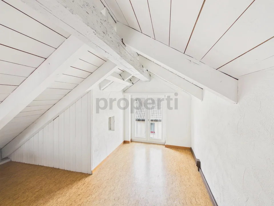 Gemütliche 4.5-Zimmer-Dachwohnung mit Balkon in Beringen
