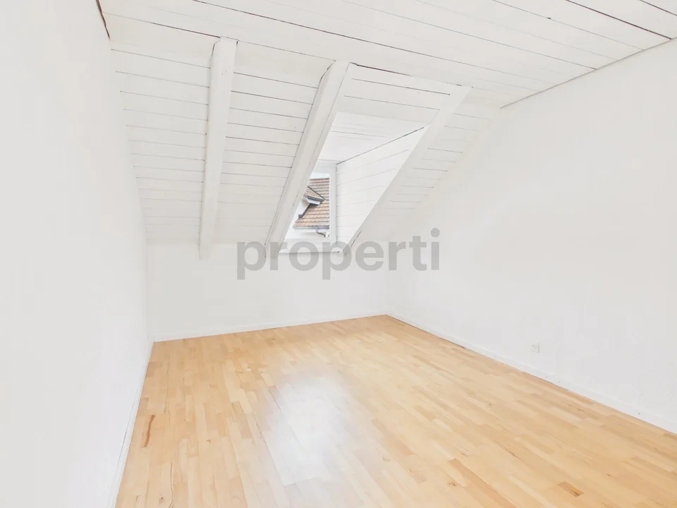 Gemütliche 4.5-Zimmer-Dachwohnung mit Balkon in Beringen