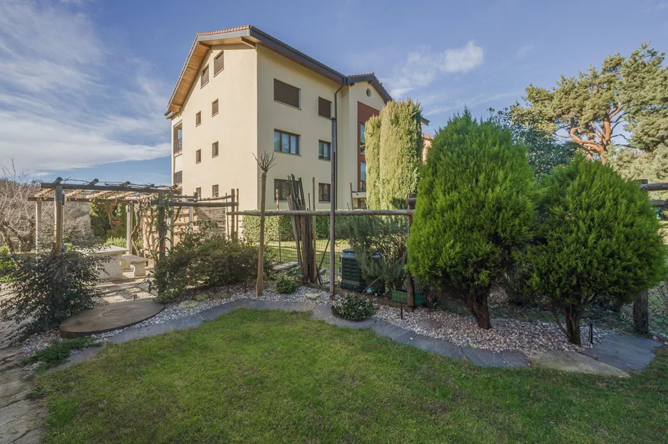 ACCOGLIENTE 5.5 LOCALI CON GIARDINO PRIVATO | COSY 5.5-ROOM APARTME...