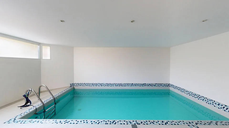 Elegante 9. Zi. Landhausvilla mit modernem Indoorpool