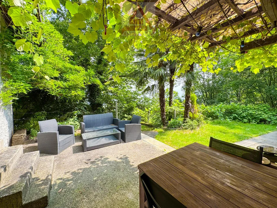 Haus mitten im Grünen / Casa immersa nel verde