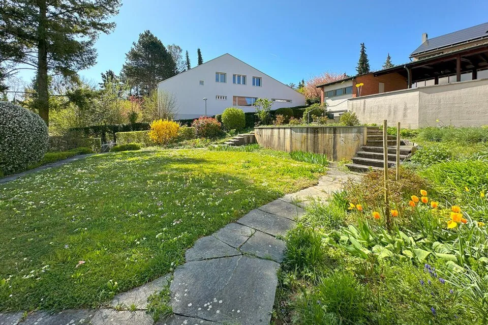 Grosses Einfamilienhaus mit wunderbarem Garten und Privatsphäre
