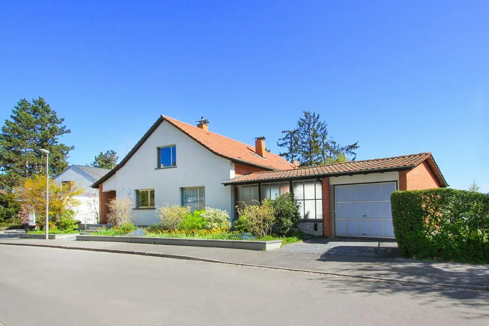 Grosses Einfamilienhaus mit wunderbarem Garten und Privatsphäre