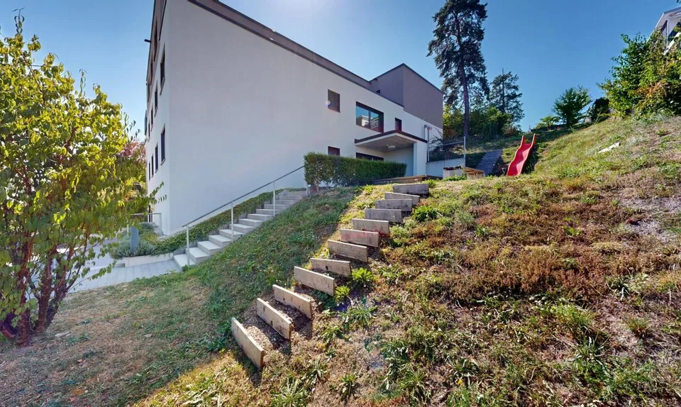 Neuwertige Traum-Gartenwohnung, hochwertiger Ausbau + 2 TG-Parkplätzen