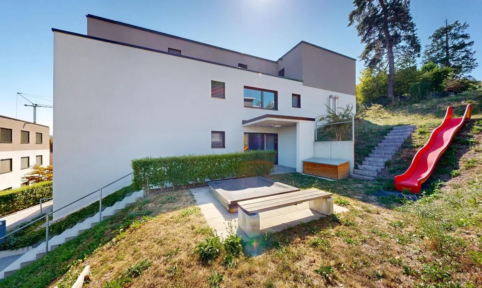Neuwertige Traum-Gartenwohnung, hochwertiger Ausbau + 2 TG-Parkplätzen