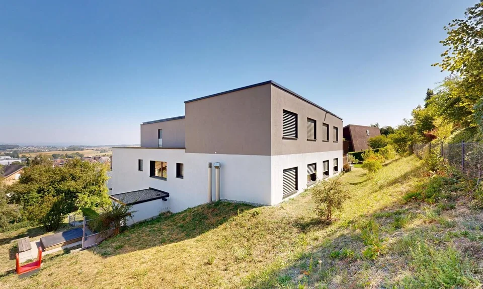 Neuwertige Traum-Gartenwohnung, hochwertiger Ausbau + 2 TG-Parkplätzen