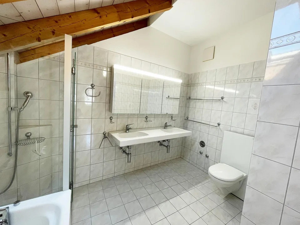 Dachwohnung mit Cheminée und direktem Liftzugang