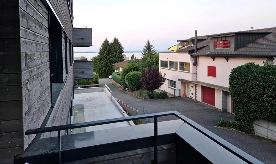 Neubau-Wohnung mit zwei Balkonen und Seesicht