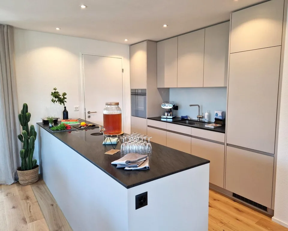 Neubau-Wohnung mit zwei Balkonen und Seesicht