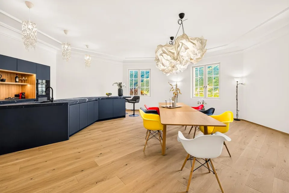 Zizers: stilvolle Turmwohnung mit Blick auf die Bündner Berge