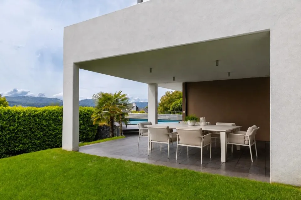 Herrliberg: exklusives Einfamilienhaus mit Seesicht, Garten und Pool