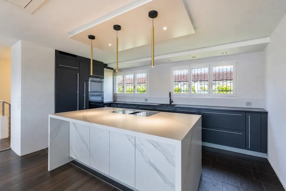 Herrliberg: exklusives Einfamilienhaus mit Seesicht, Garten und Pool