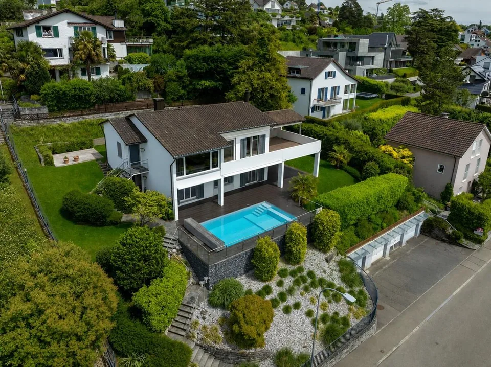 Herrliberg: exklusives Einfamilienhaus mit Seesicht, Garten und Pool