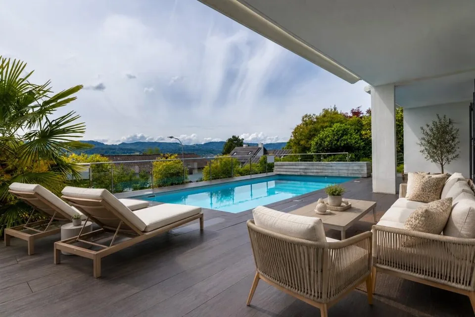 Herrliberg: exklusives Einfamilienhaus mit Seesicht, Garten und Pool