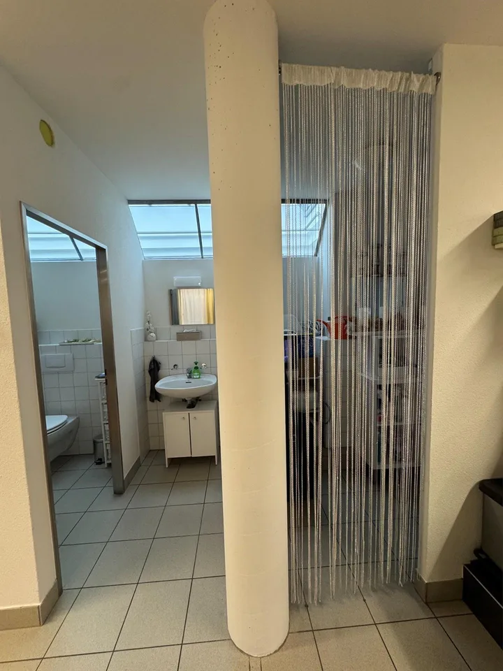 Heller, grosszügiger Coiffeursalon mit Kundenparkplätzen