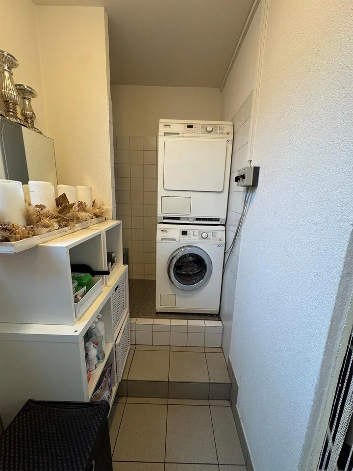 Heller, grosszügiger Coiffeursalon mit Kundenparkplätzen