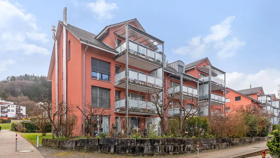 Grosszügige Familienwohnung an ruhiger Lage - mit Balkon & Cheminée
