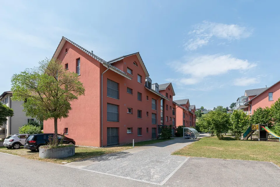 Grosszügige Familienwohnung an ruhiger Lage - mit Balkon & Cheminée