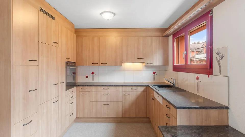 Grosszügige Familienwohnung an ruhiger Lage - mit Balkon & Cheminée