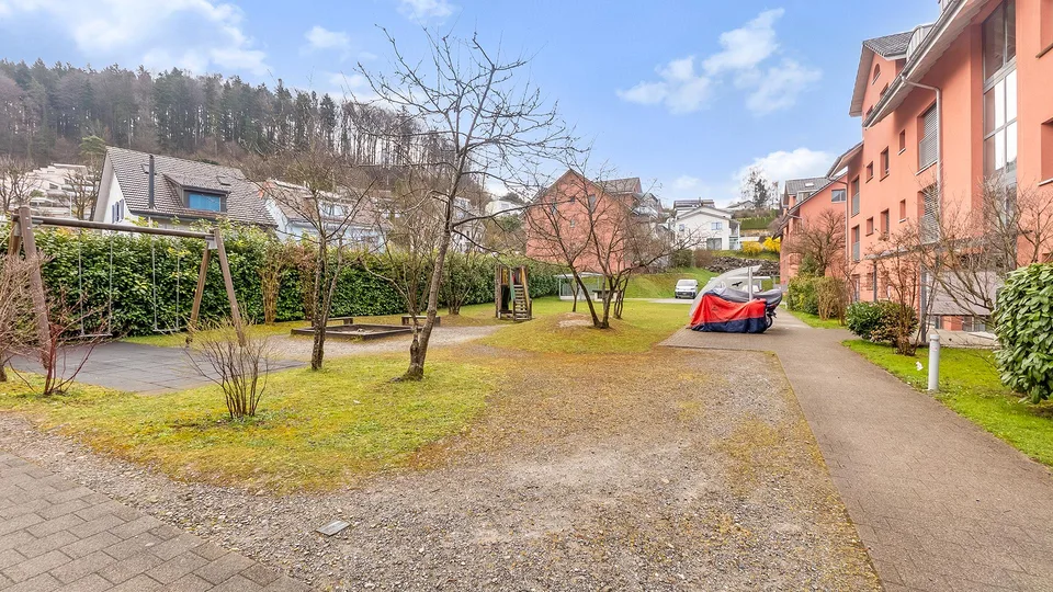 Grosszügige Familienwohnung an ruhiger Lage - mit Balkon & Cheminée