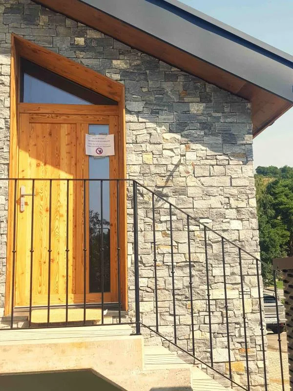 MAISON VILLAGEOISE NEUVE ÉCOLOGIQUE, JARDIN, CAVE, 2 PARKINGS