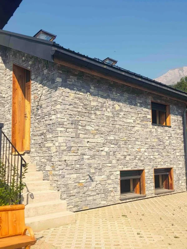 MAISON VILLAGEOISE NEUVE ÉCOLOGIQUE, JARDIN, CAVE, 2 PARKINGS