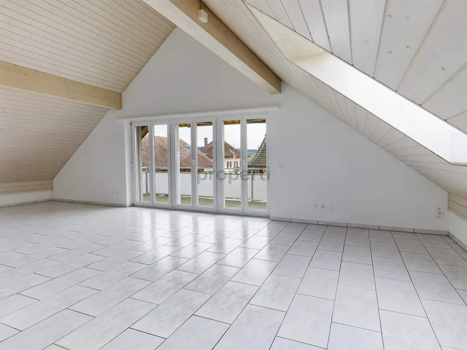 Lichtdurchflutete Dachwohnung mit sonnigem Südbalkon