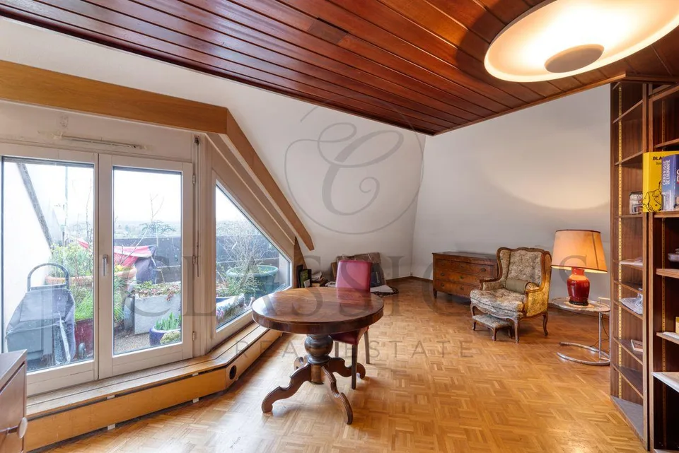 Duplex de caractère avec balcon, volumes mansardés et charme rare – photo 3 sur 13