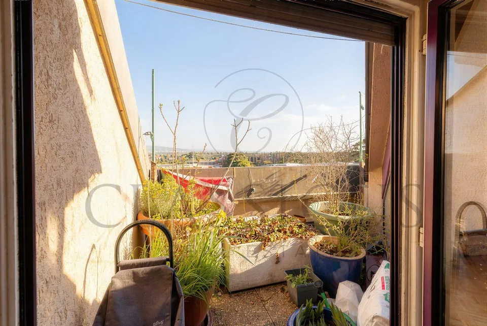 Duplex de caractère avec balcon, volumes mansardés et charme rare – photo 11 sur 13
